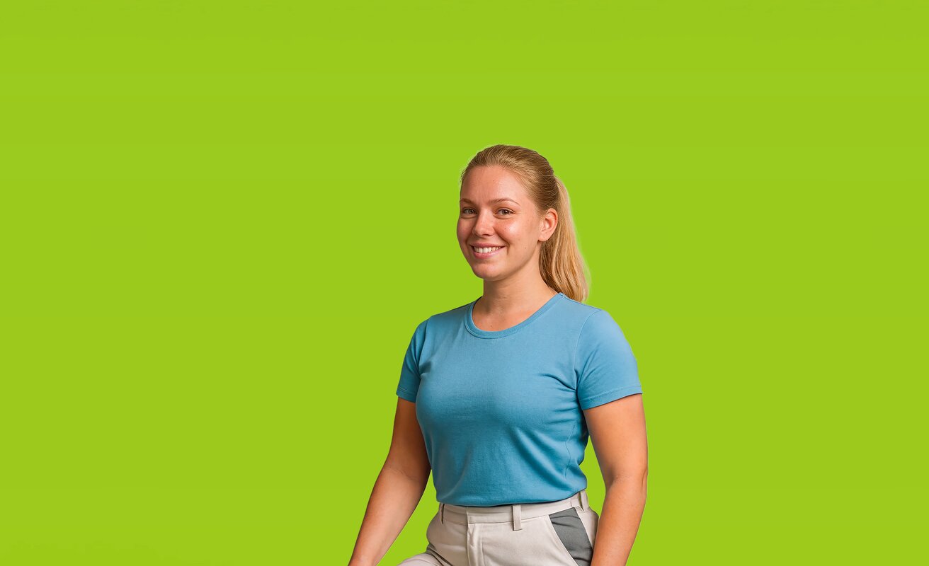 Berufsfrau auf grünem Banner mit Claim | © ask! – Beratungsdienste für Ausbildung und Beruf / KI