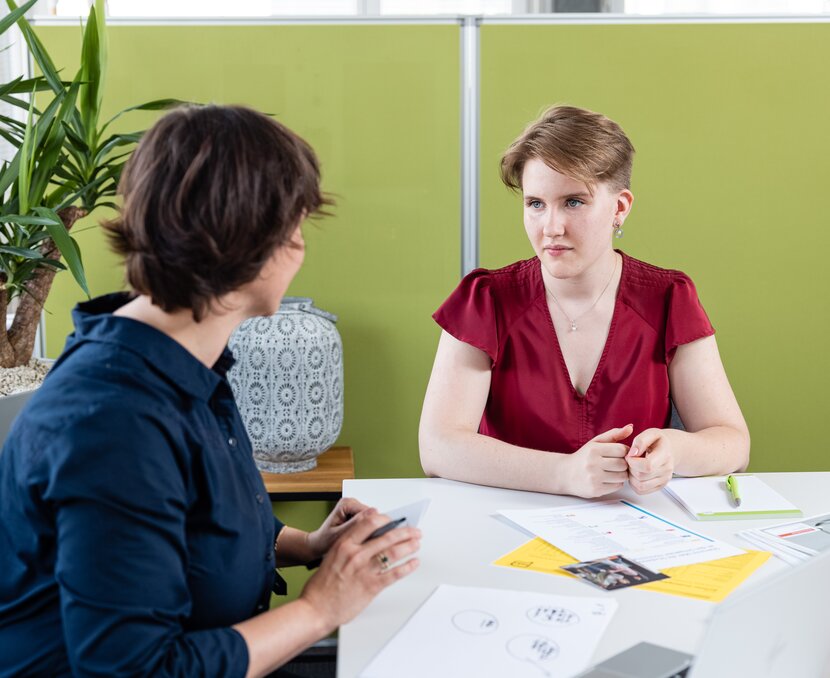 Jugendliche in einer Studienberatung | © ask! – Beratungsdienste für Ausbildung und Beruf