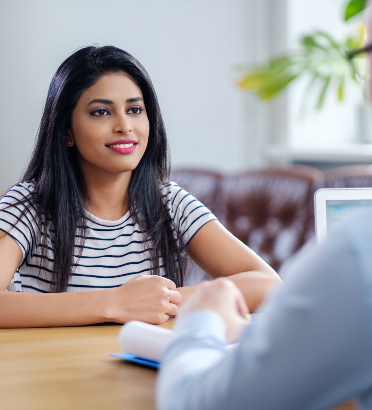 Frau in einer Beratung mit einem Mentor | © Shutterstock 