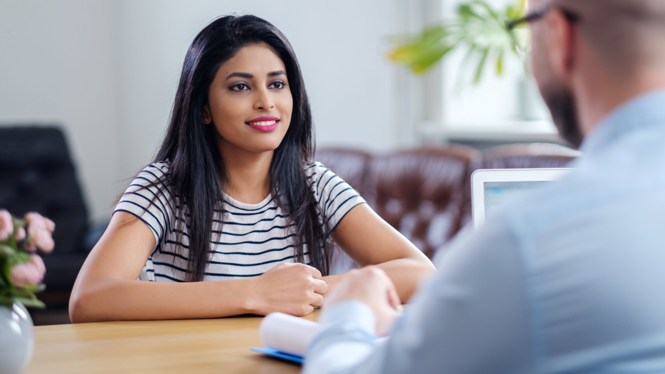Frau in einer Beratung mit einem Mentor | © Shutterstock 