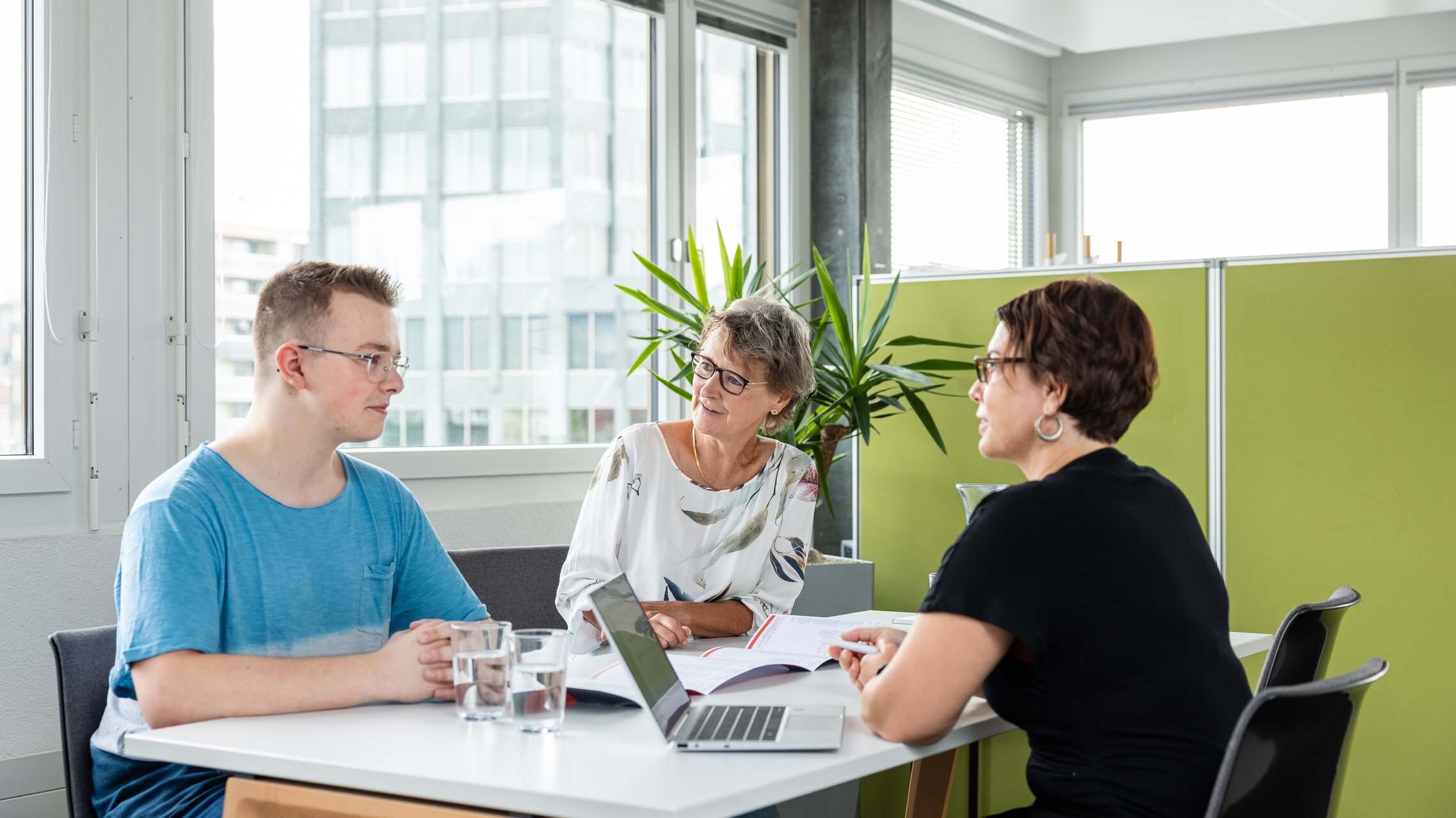 Jugendlicher mit Elternteil in einer Berufsberatung | © ask! – Beratungsdienste für Ausbildung und Beruf