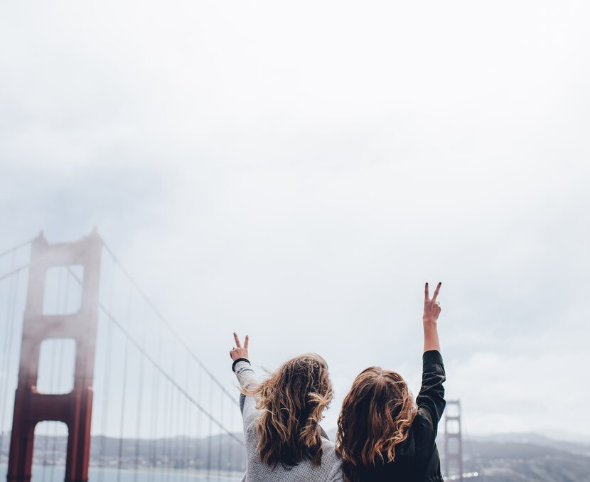Zwei Jugendliche vor der Golden Gate Bridge in San Francisco | © Unsplash, Ian Schneider