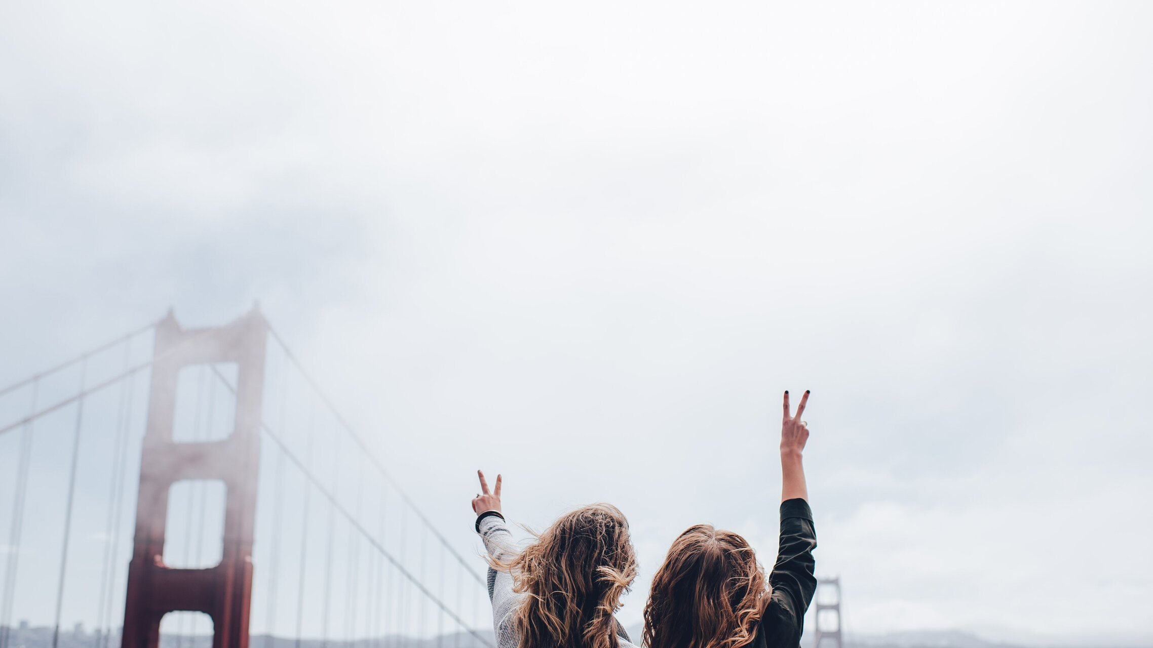 Zwei Jugendliche vor der Golden Gate Bridge in San Francisco | © Unsplash, Ian Schneider