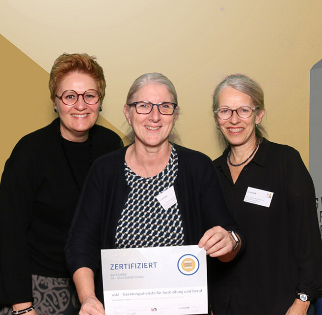 Nicole Kislig, Sonja Brönnimann und Susanna Häberlin halten das Zertifikat vom Swiss Arbeitgeber Award. | © ask! - Beratungsdienste für Ausbildung und Beruf