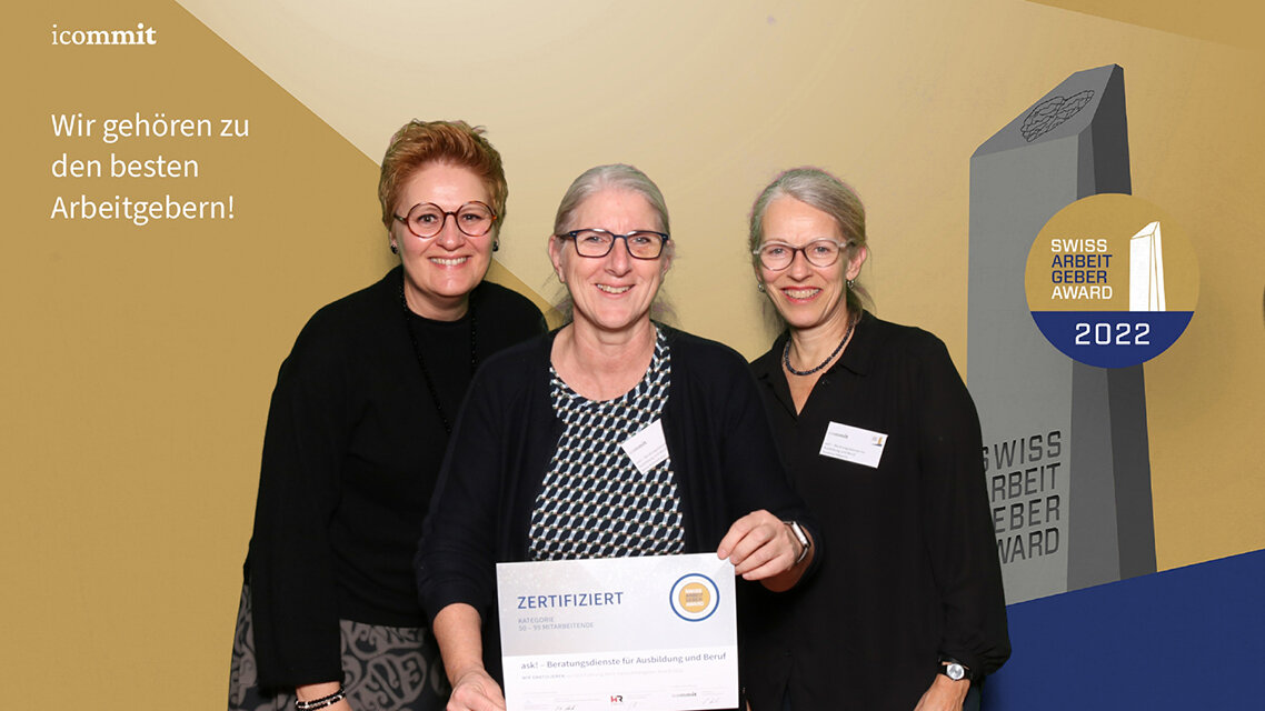Nicole Kislig, Sonja Brönnimann und Susanna Häberlin halten das Zertifikat vom Swiss Arbeitgeber Award. | © ask! - Beratungsdienste für Ausbildung und Beruf