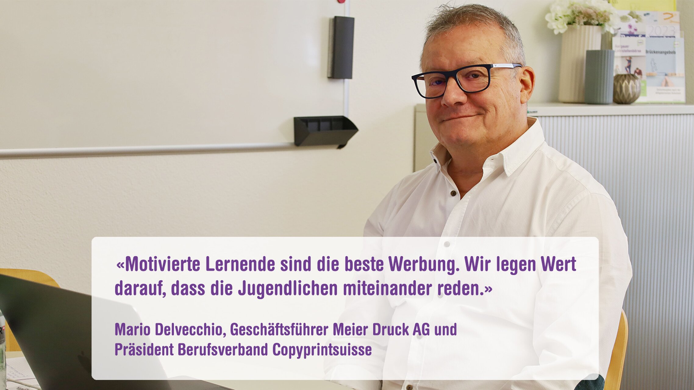 Mario Delvecchio von Meier Druck AG sitzt an seinem Stand an der Lehrstellenbörse. | © ask! – Beratungsdienste für Ausbildung und Beruf