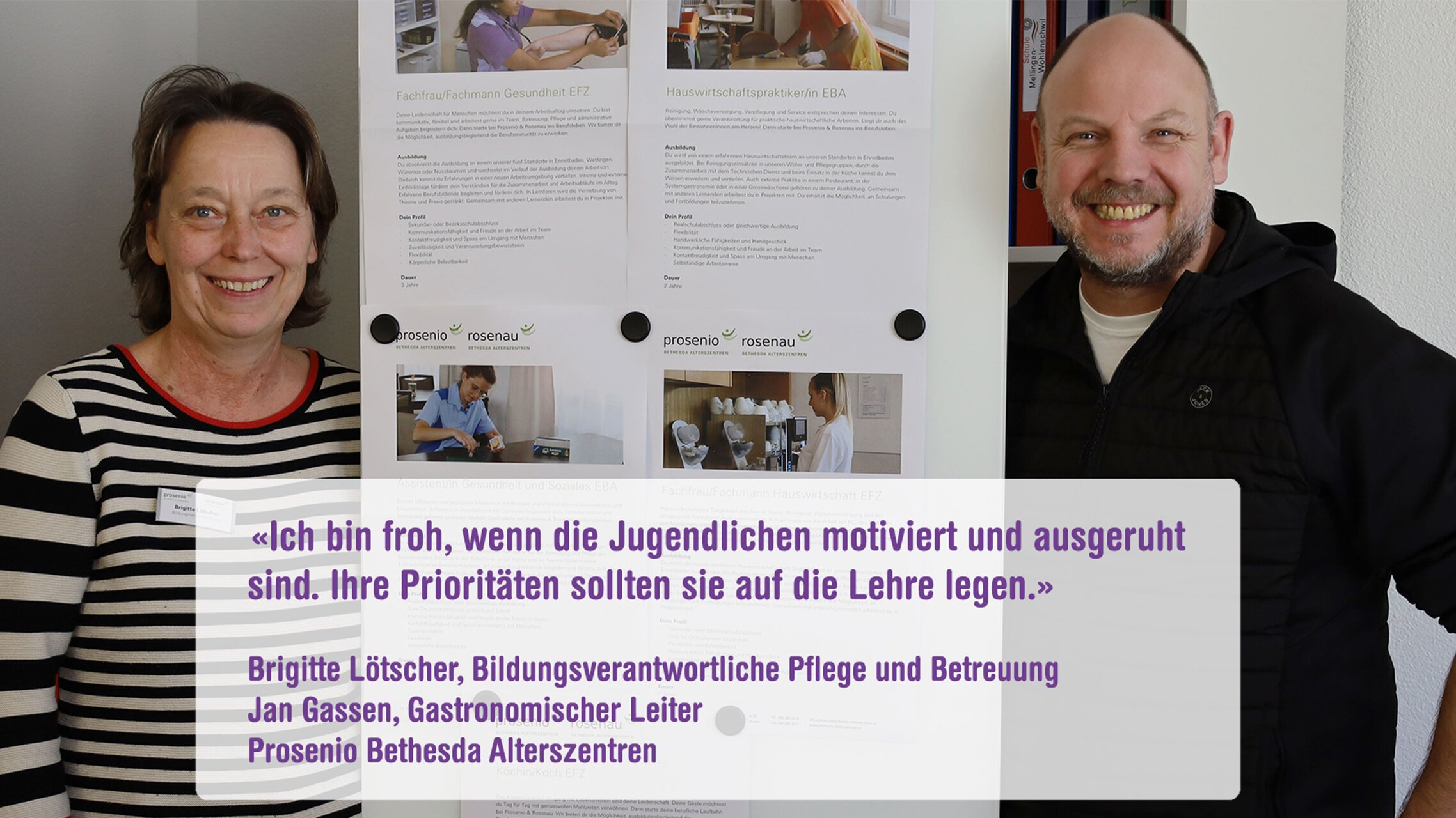 Brigitte Lötscher und Jan Gasser von Prosenio Bethesda Alterszentren stehen vor ihrem Stand an der Lehrstellenbörse. | © ask! – Beratungsdienste für Ausbildung und Beruf
