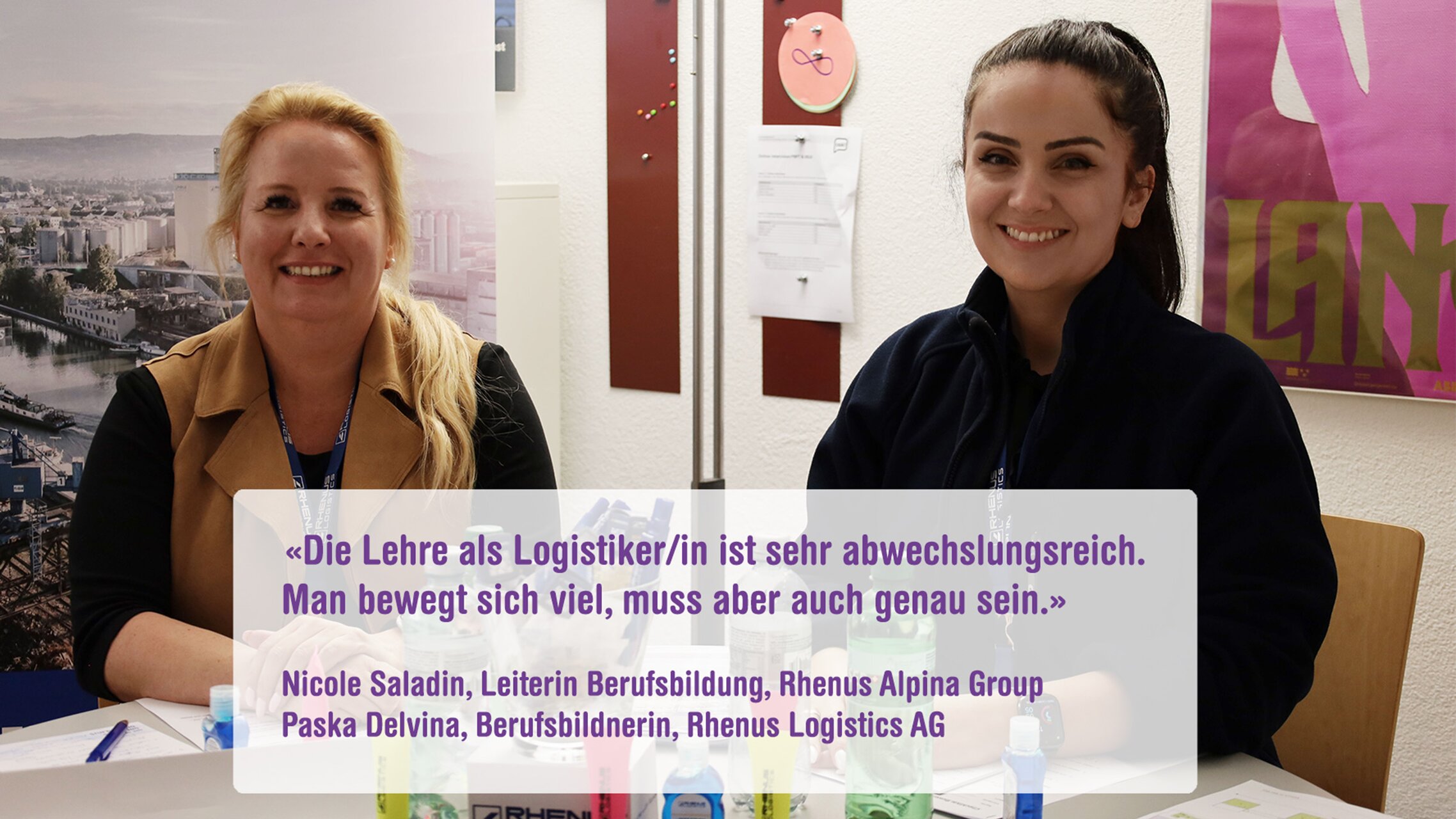 Nicole Saladin und Paska Delvina von Rhenus Logistics stehen vor ihrem Stand an der Lehrstellenbörse. | © ask! – Beratungsdienste für Ausbildung und Beruf