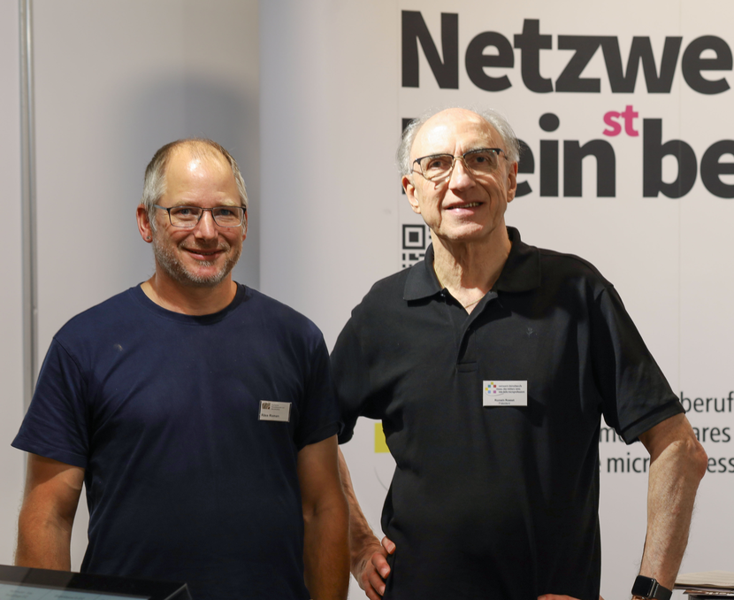 Romain Rosset und Roman Räss stehen am Stand vom Netzwerk Kleinstberufe an der Aargauischen Berufsschau. | © ask! – Beratungsdienste für Ausbildung und Beruf