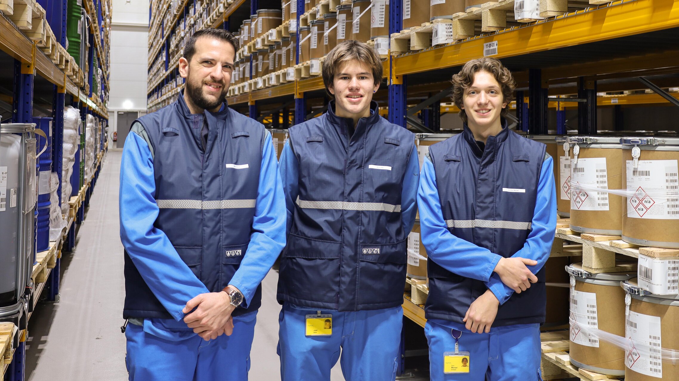 Mike Staub, Aron Jost und Emilian Menzel in der Lagerhalle der Siegfried AG | © ask! – Beratungsdienste für Ausbildung und Beruf