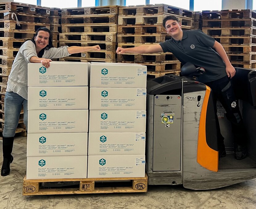 Deborah Büttiker und Silvan Melliger arbeiten im Logistikzentrum der DELTA AG | © DELTA Zofingen AG