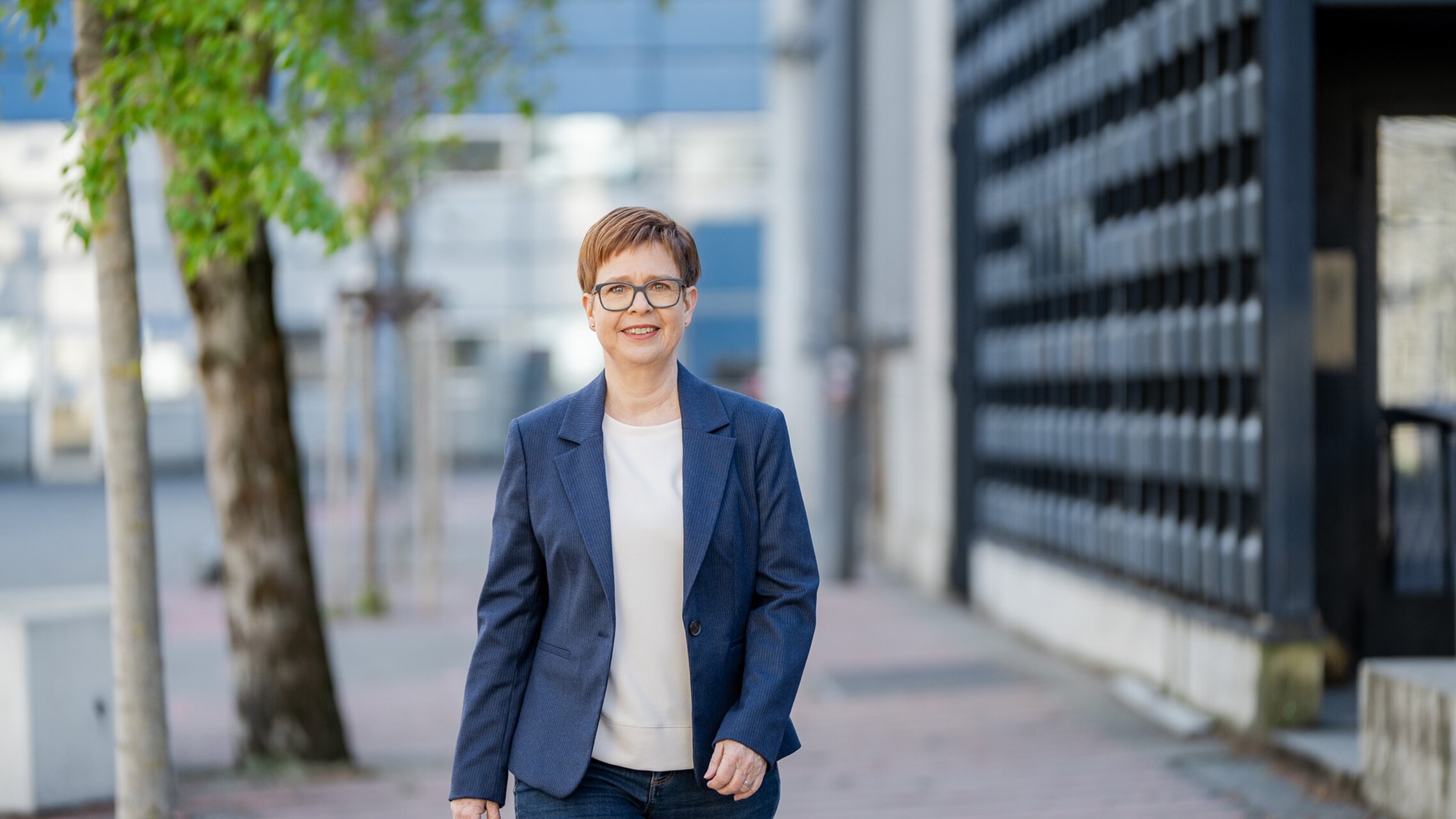 Eine Frau geht zuversichtlich der Kamera entgegen | © Ruth Müri