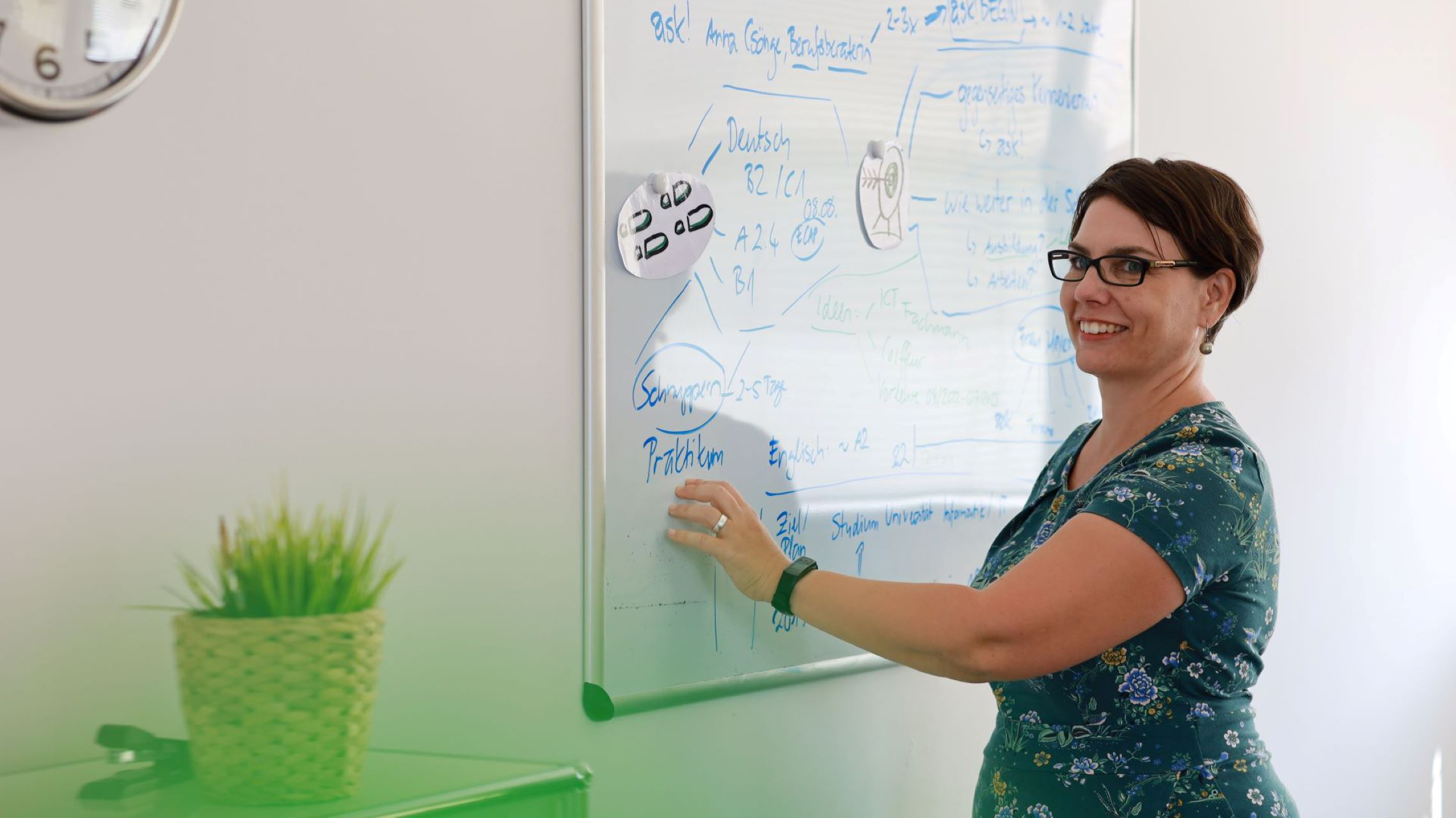 Anna Csönge zeigt einem Kunden etwas am Whiteboard | © ask! – Beratungsdienste für Ausbildung und Beruf