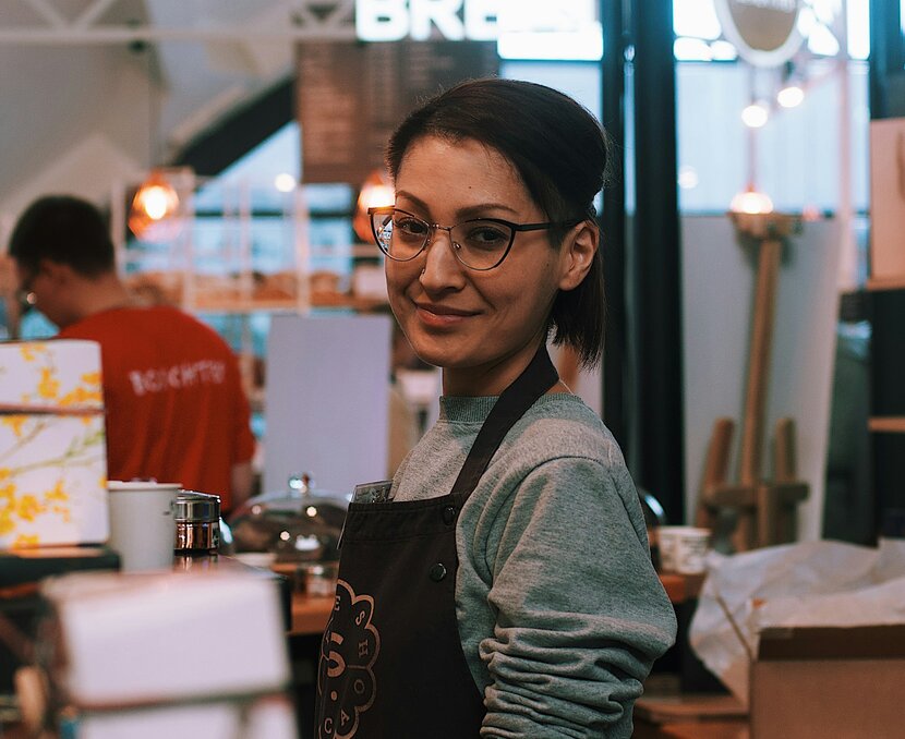 Junge Maturandin arbeitet nach Matura als Barista in einem Kafee | © Unsplash, Angelika Agibalova