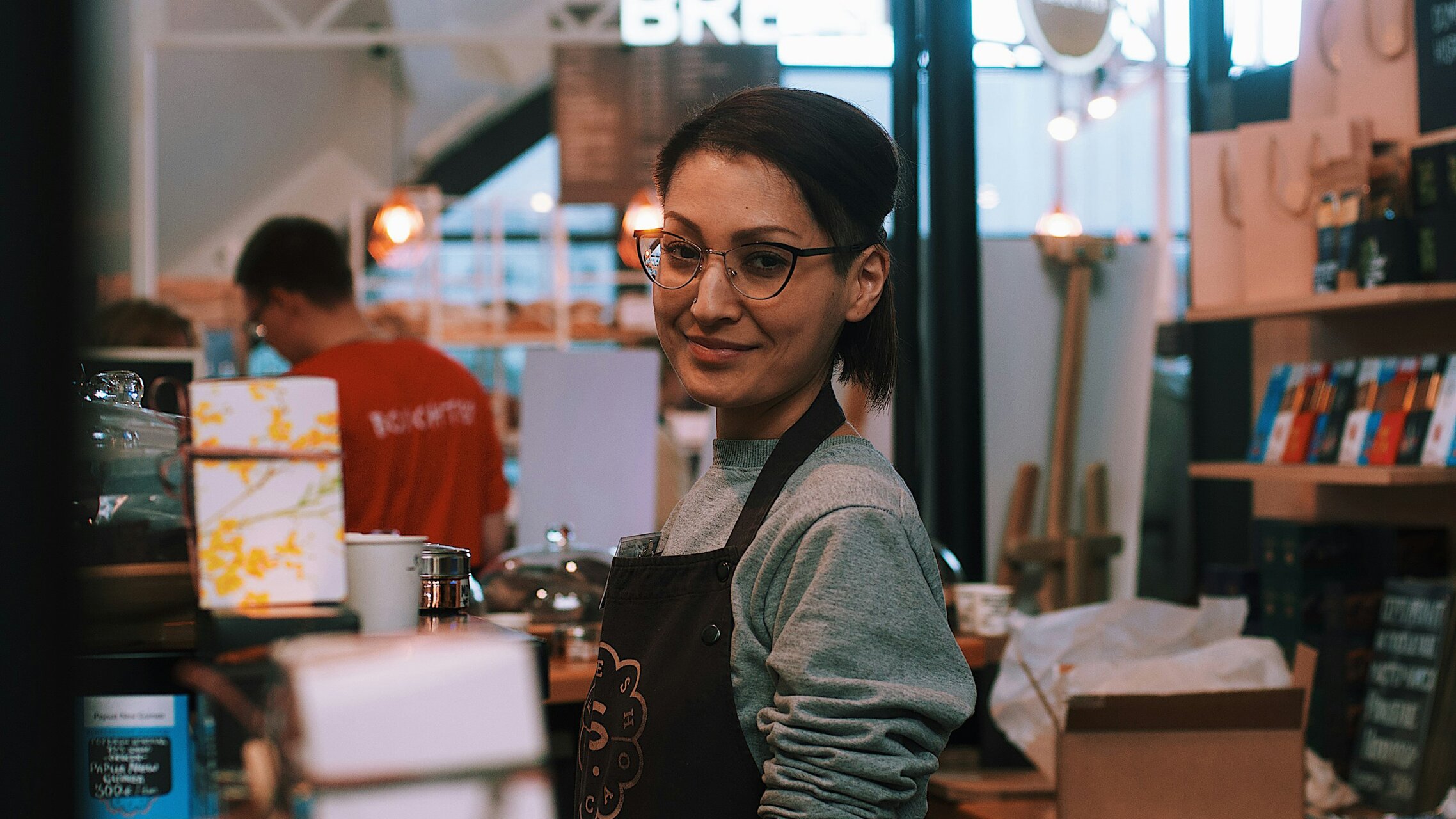 Junge Maturandin arbeitet nach Matura als Barista in einem Kafee | © Unsplash, Angelika Agibalova