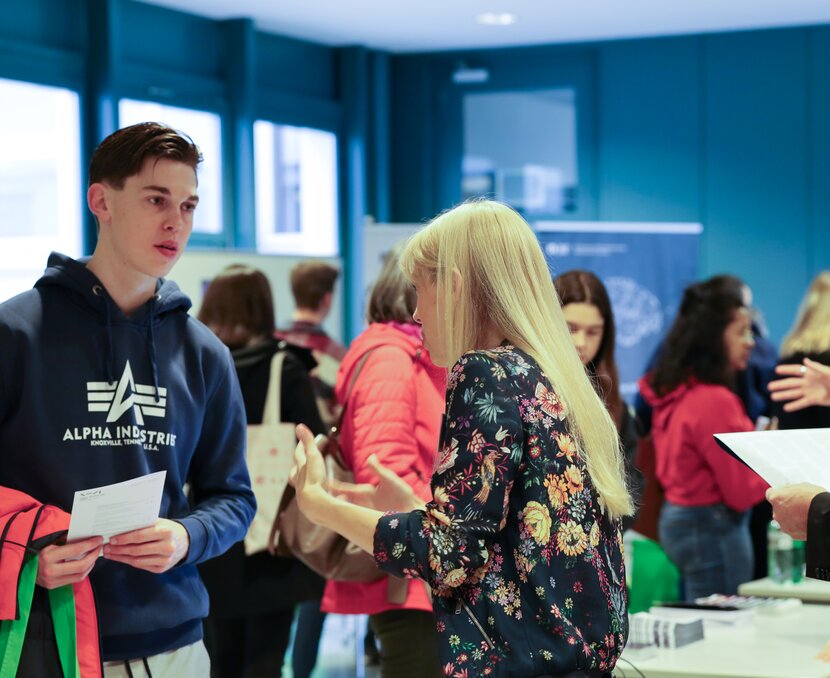 Jugendliche im Gespräch mit Vertretern von Hochschulen | © ask! – Beratungsdienste für Ausbildung und Beruf