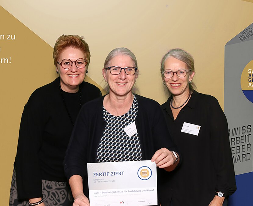 Nicole Kislig, Sonja Brönnimann und Susanna Häberlin halten das Zertifikat vom Swiss Arbeitgeber Award. | © Swiss Arbeitgeber Award