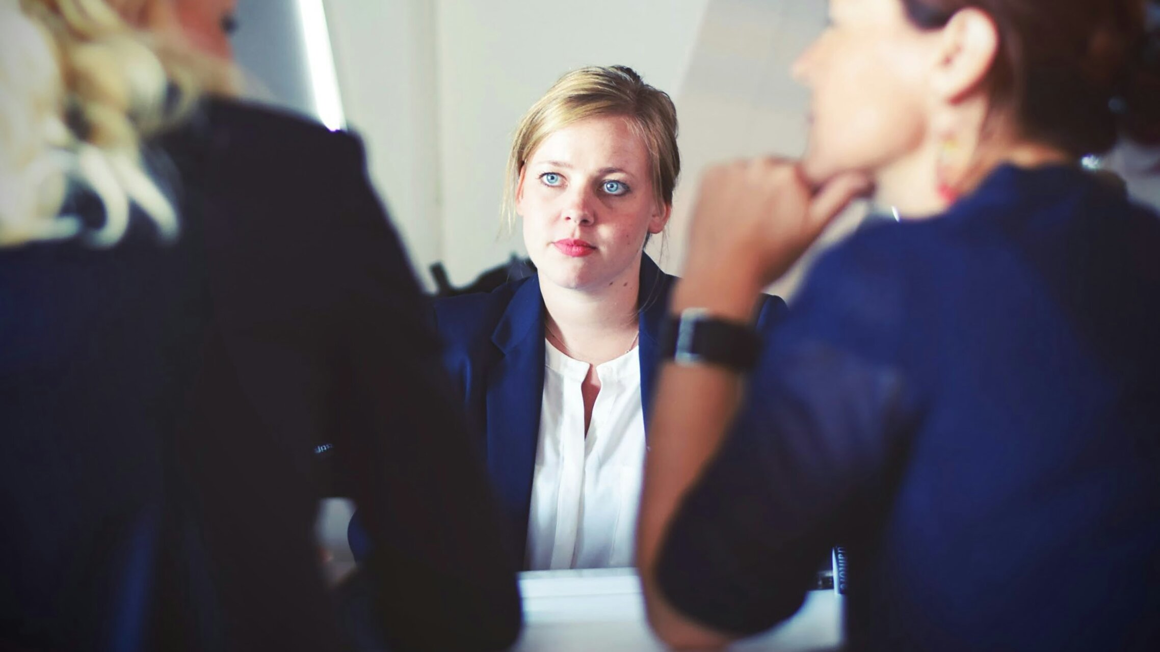 Drei Personen in einer Besprechung. | © Unsplash, Tim Gouw