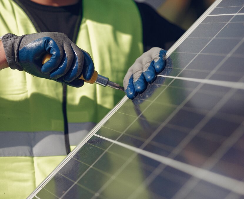 Ein Mann installiert eine Solaranlage. | © Pixabay, Como una Reina