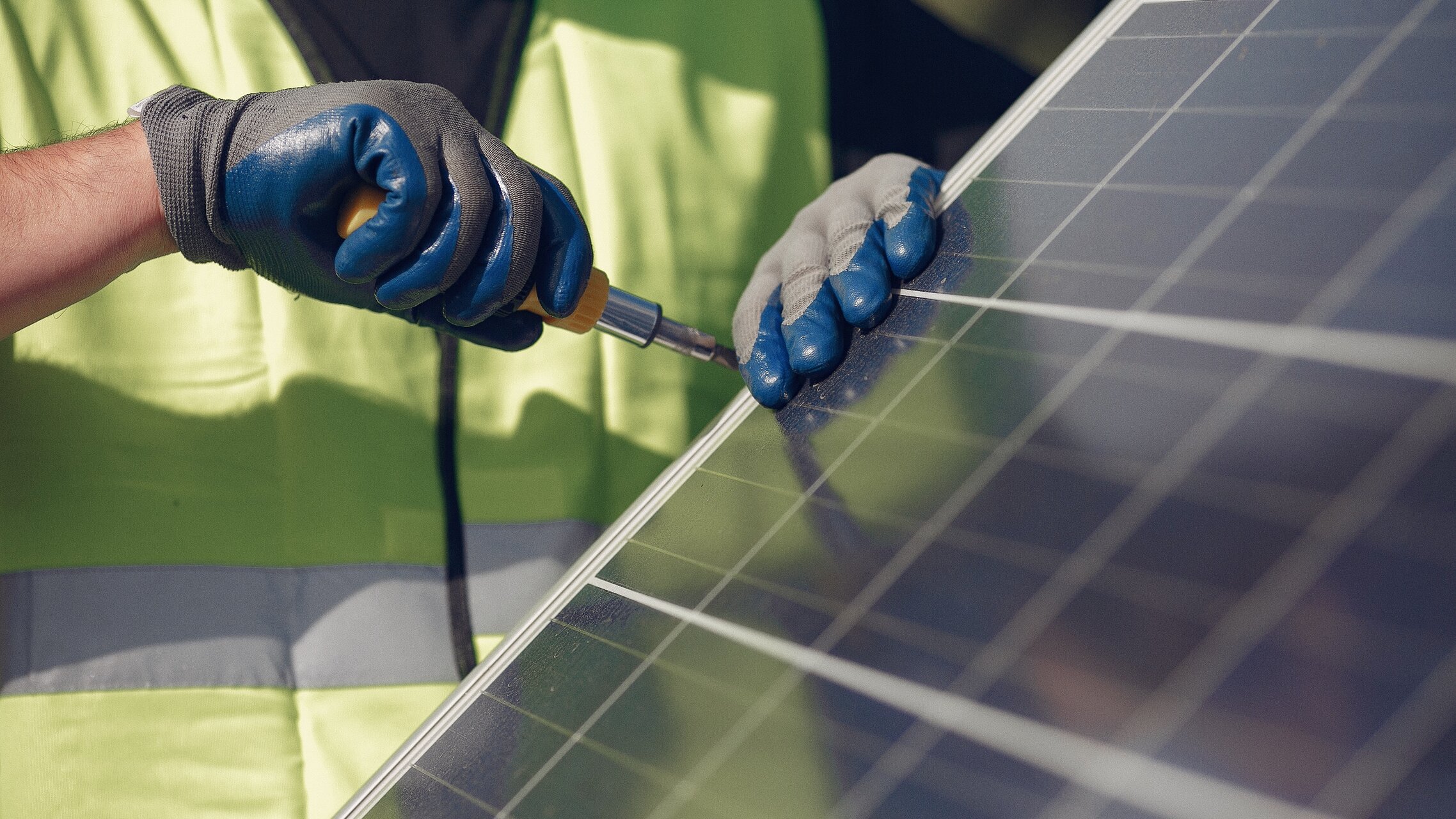 Ein Mann installiert eine Solaranlage. | © Pixabay, Como una Reina
