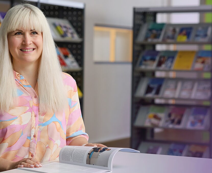 Tanja Lukic berät einen Kunden in einer Studienberatung und blättert in einer Broschüre | © ask! – Beratungsdienste für Ausbildung und Beruf