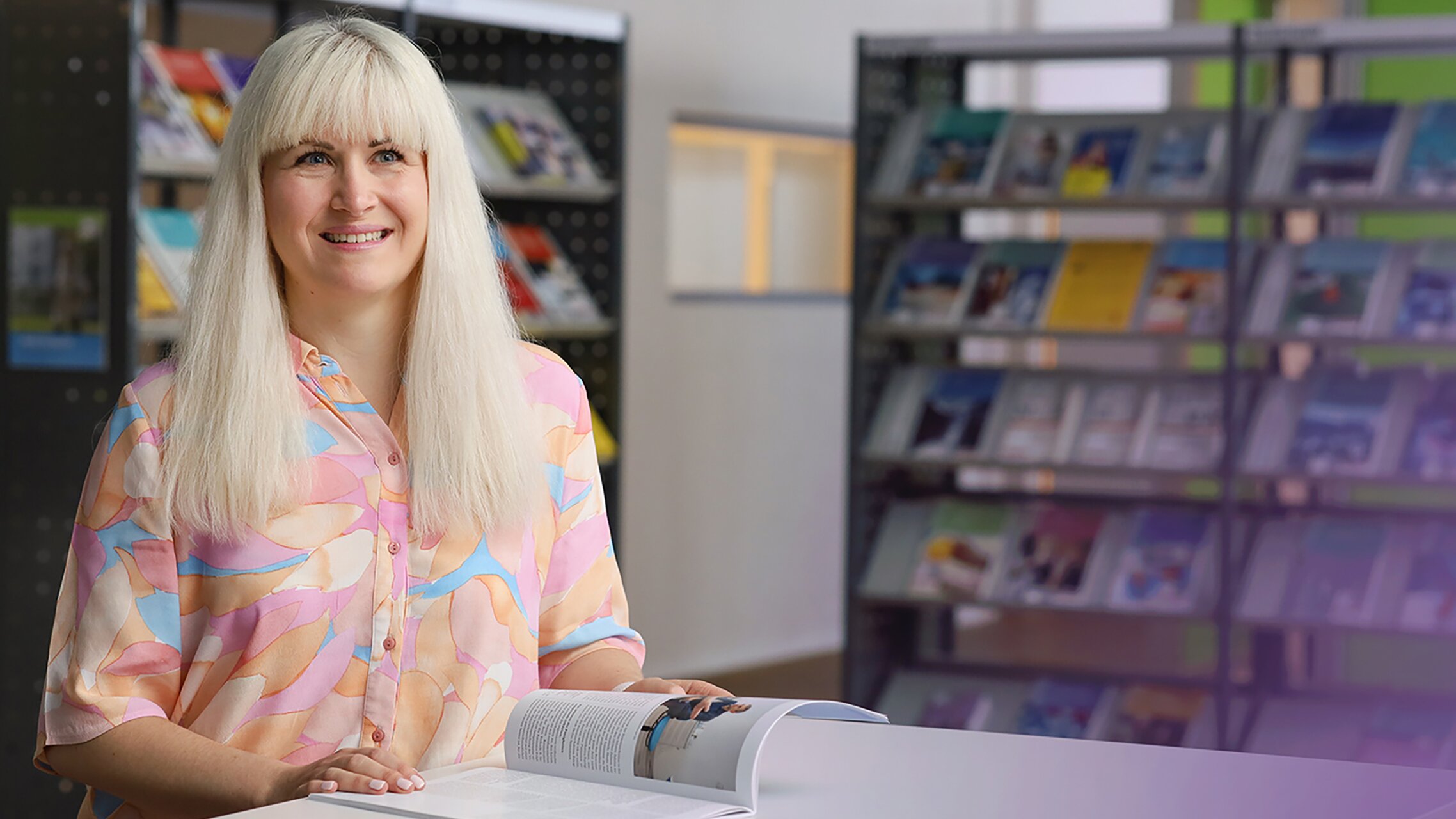 Tanja Lukic berät einen Kunden in einer Studienberatung und blättert in einer Broschüre | © ask! – Beratungsdienste für Ausbildung und Beruf