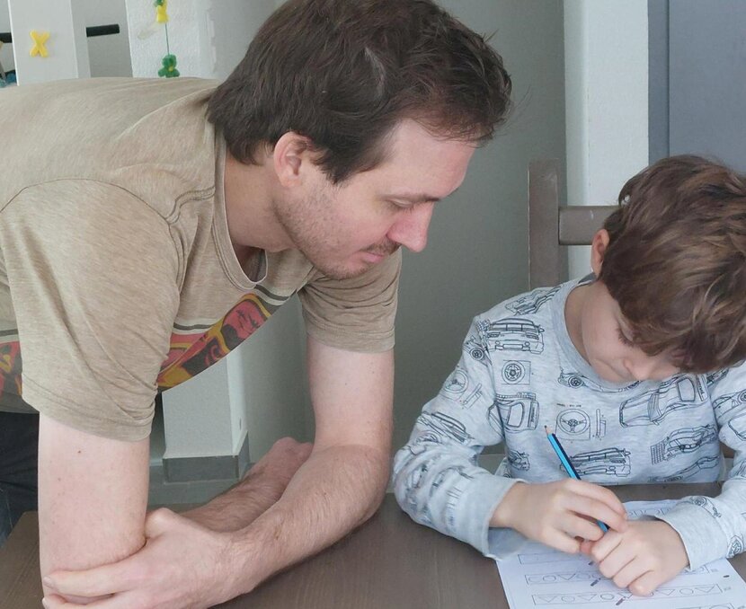 Martin Schwyter hilft einem Jungen bei seinen Aufgaben. | © Familie Schwyter