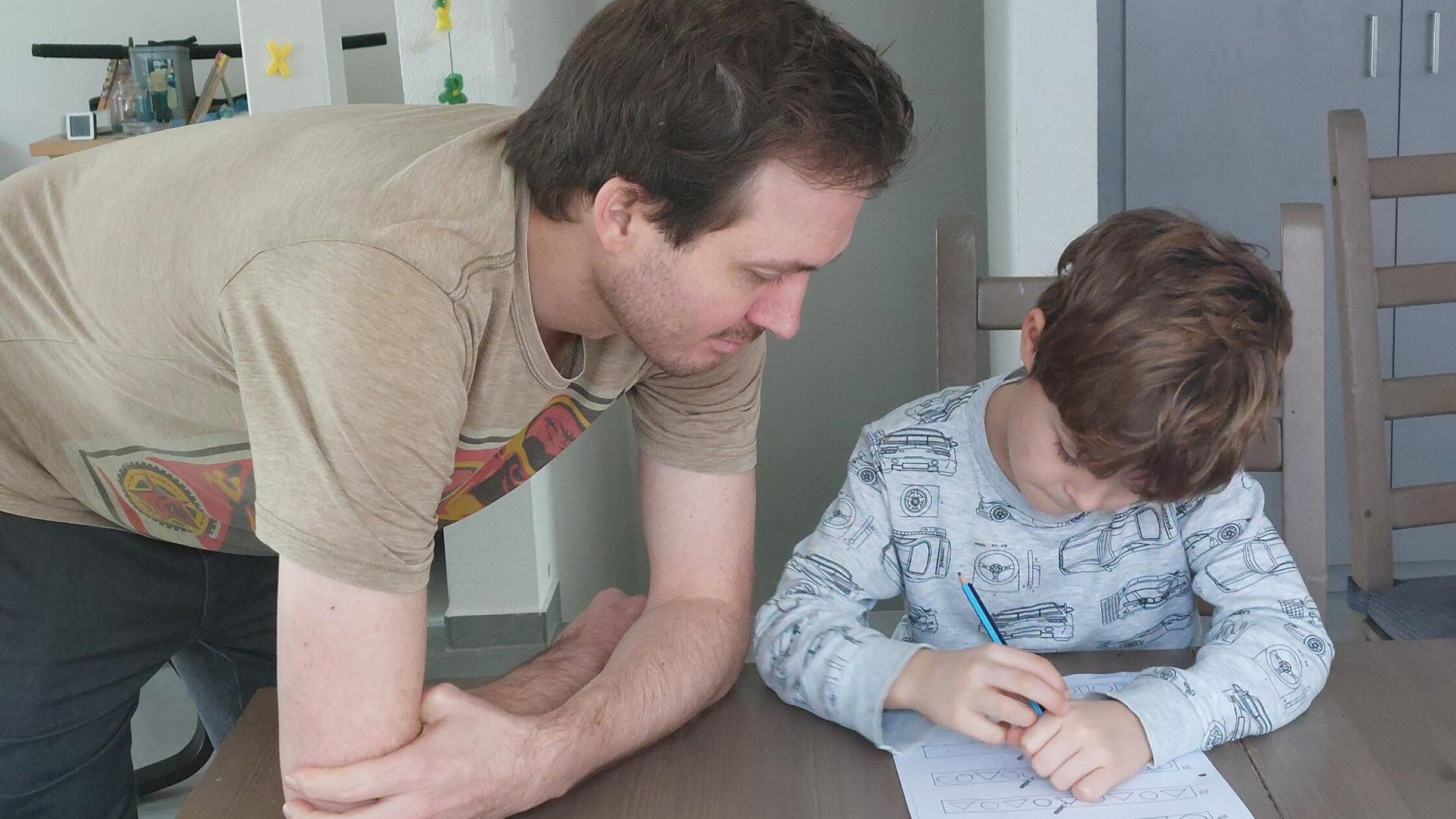 Martin Schwyter hilft einem Jungen bei seinen Aufgaben. | © Familie Schwyter