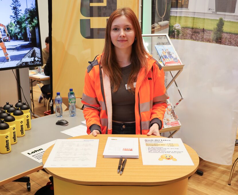 Milena Frühauf am Stand von Cellere an der Lehrstellenbörse 2024 | © ask! – Beratungsdienste für Ausbildung und Beruf