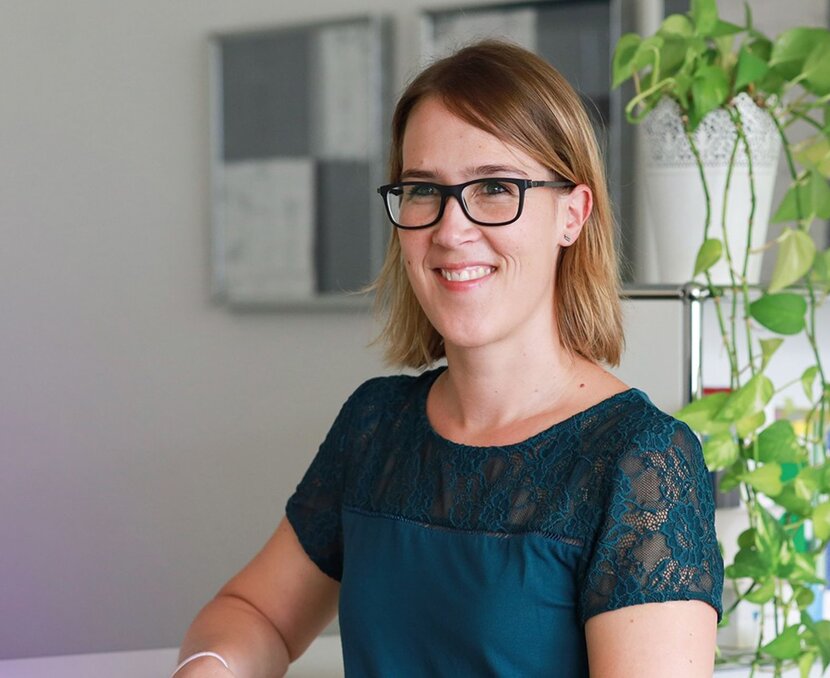 Anja Studer, Personalfachfrau, Büro mit Pflanzen im Hintergrund | © ask! - Beratungsdienste für Ausbildung und Beruf