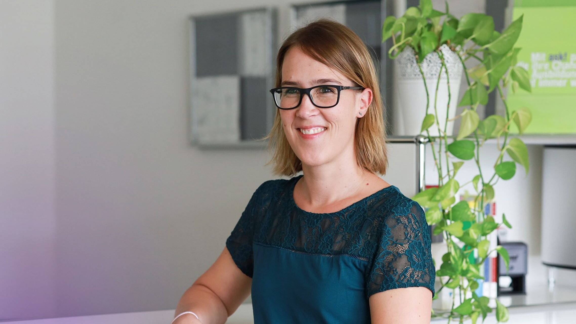 Anja Studer, Personalfachfrau, Büro mit Pflanzen im Hintergrund | © ask! - Beratungsdienste für Ausbildung und Beruf