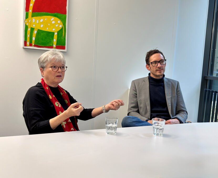 Eine Frau und ein Mann diskutieren in einem Sitzungszimmer | © Kanton Aargau / Kommunikation BKS