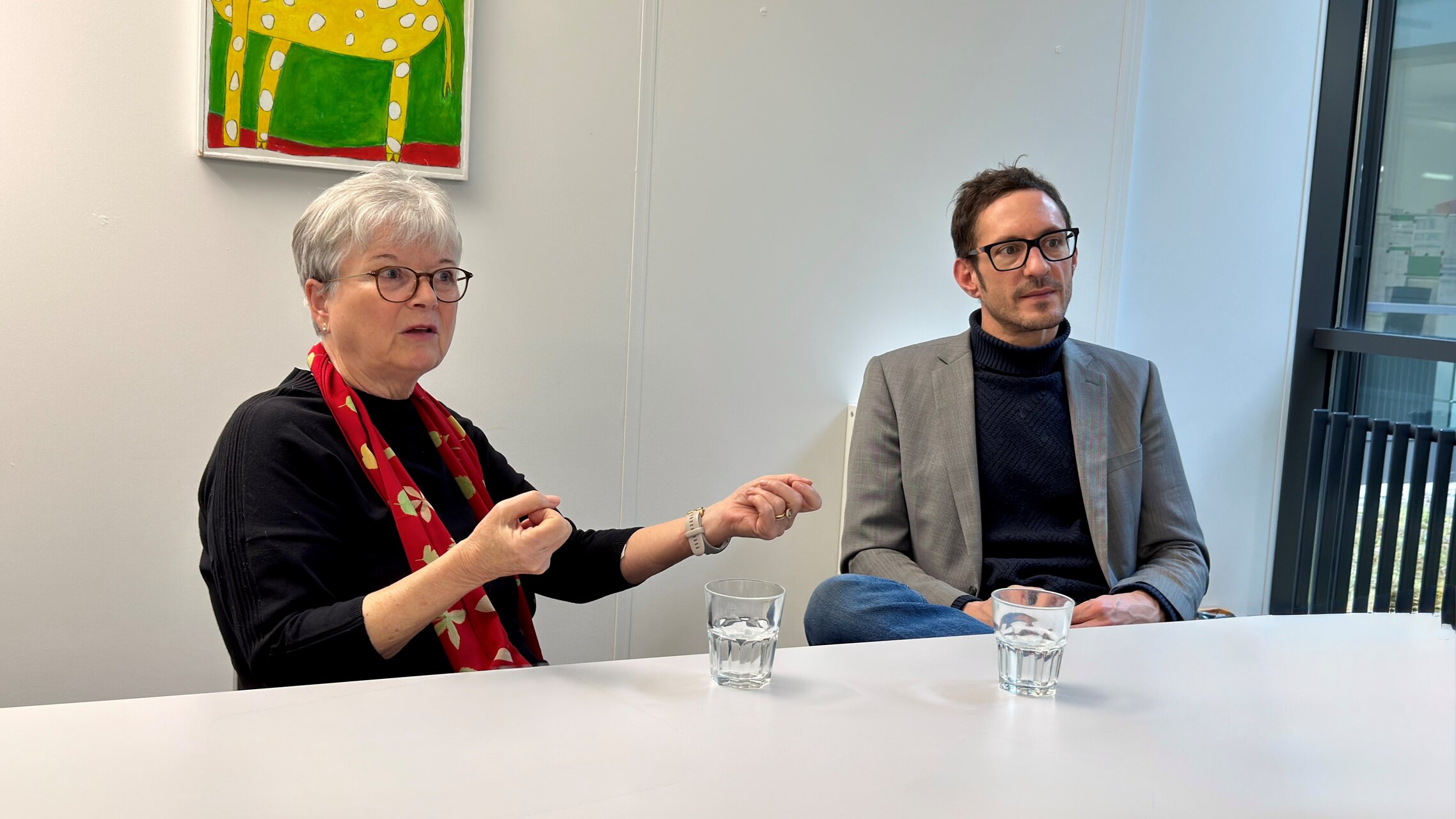 Eine Frau und ein Mann diskutieren in einem Sitzungszimmer | © Kanton Aargau / Kommunikation BKS