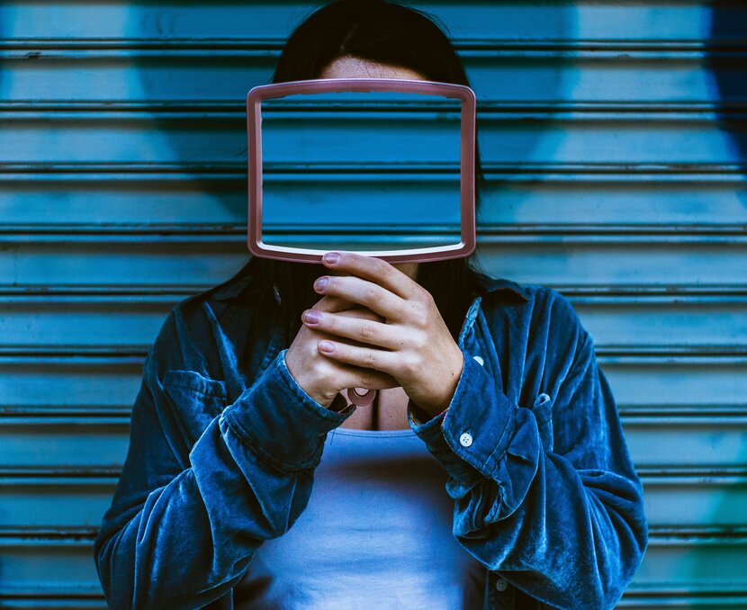 Mädchen hält sich einen Spiegel vors Gesicht | © Unsplash, Edgar Nunley