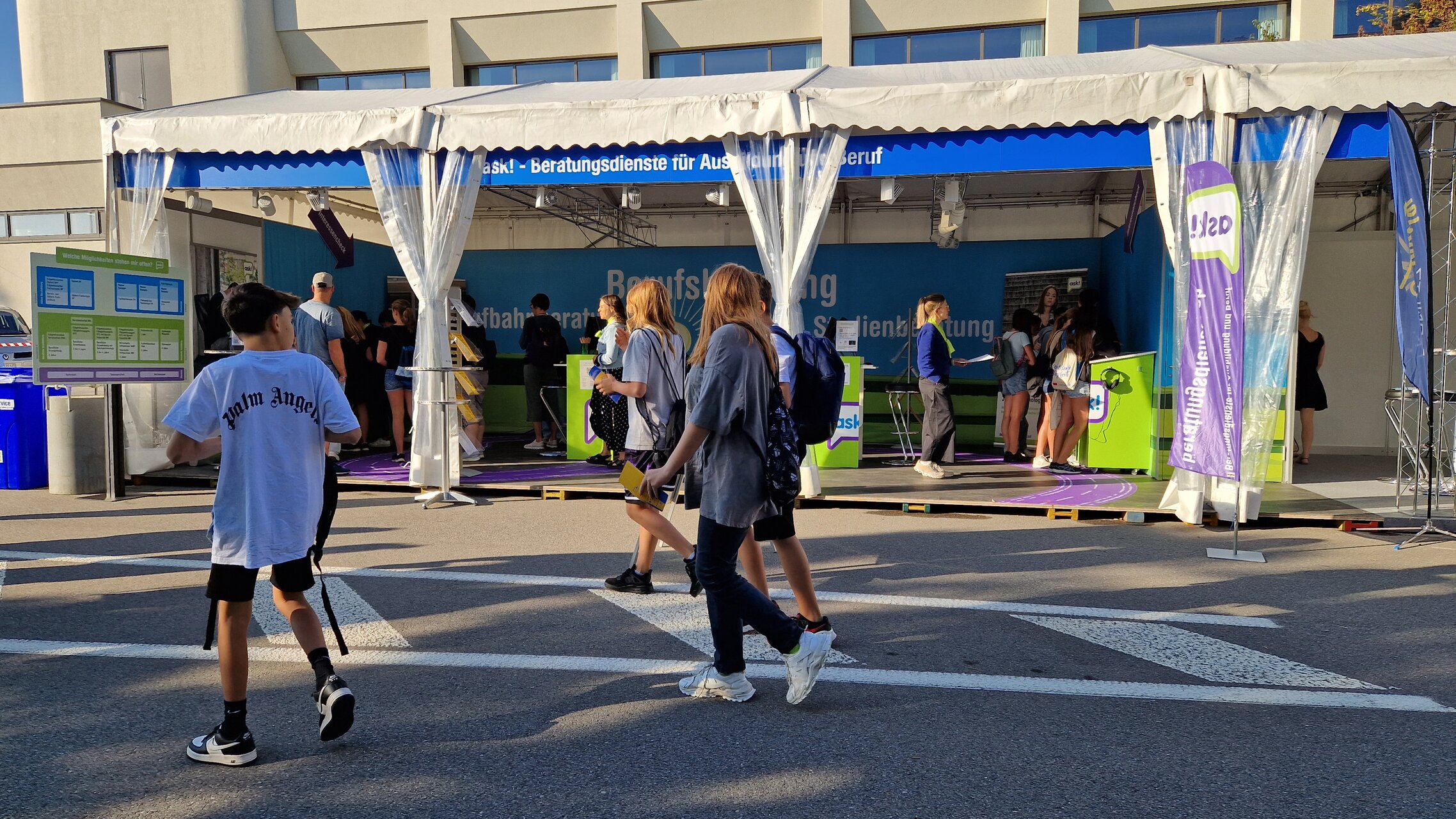 Blick auf den ask! Stand am Eingang der Aargauischen Berufsschau 2023 | © ask! – Beratungsdienste für Ausbildung und Beruf