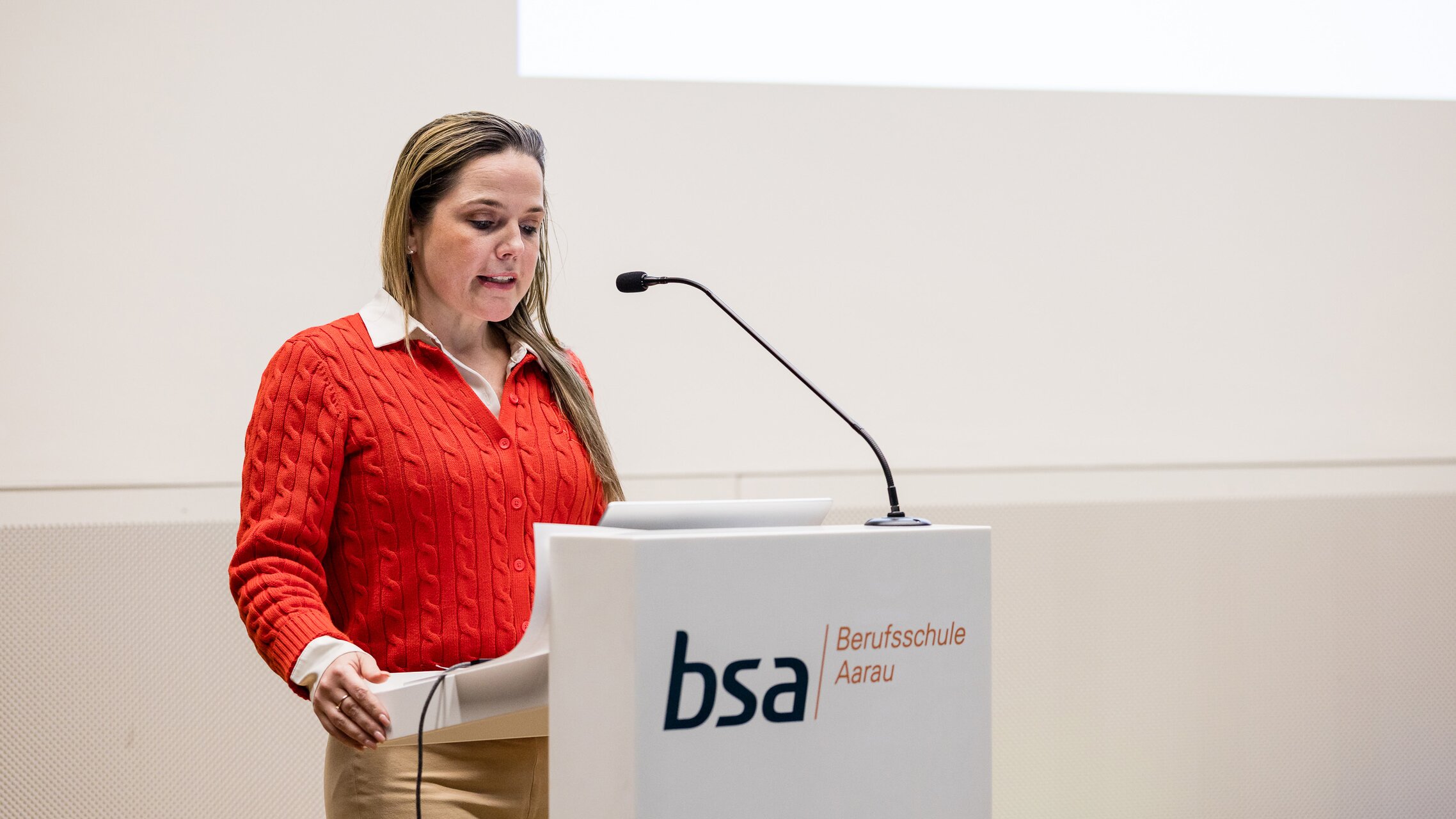 Martina Bircher am Rednerpult mit Grusswort | © ask! / Cornelius Fischer