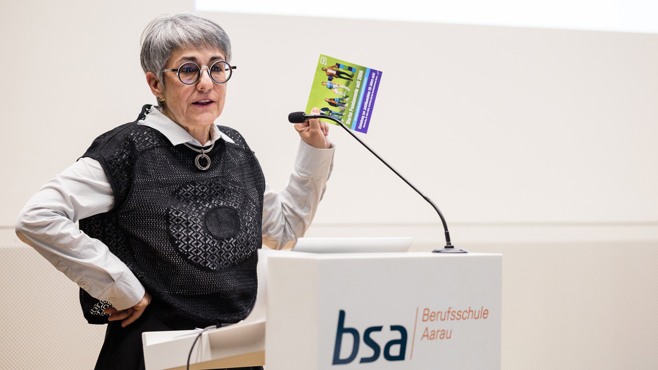 Kathrin Scholl am Rednerpult mit der Einladung zur Jubiläumsfeier in der Hand | © ask! / Cornelius Fischer