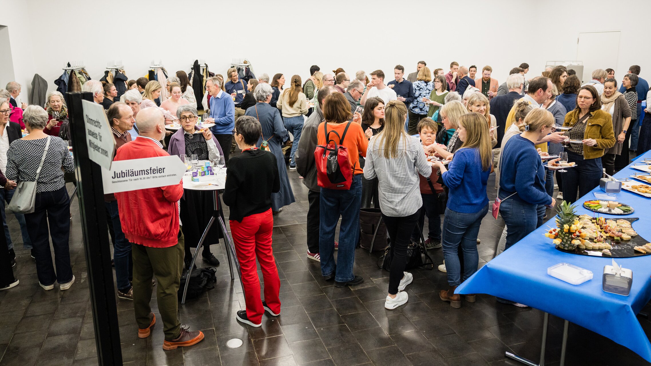 Blick ins Foyer auf die Gäste beim Apéro an der Jubiläumsfeier | © ask! / Cornelius Fischer